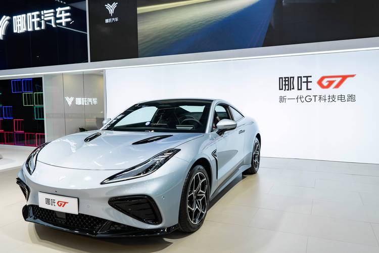 成都191哪吒汽车在智能汽车领域的表现，领途汽车在新能源汽车市场中的影响力